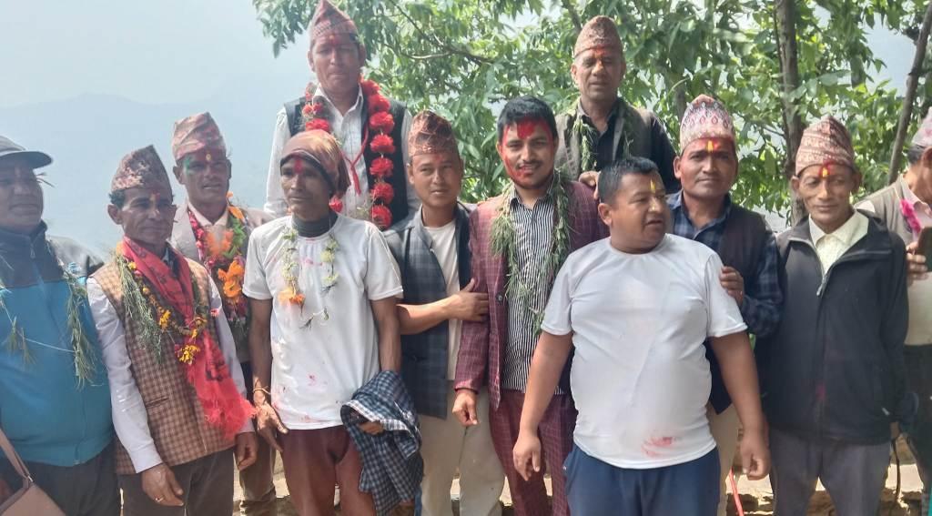 त्रिवेणीमा काँग्रेसका क्रियाशिल सदस्य गिरीसहित १५ जना एमालेमा प्रवेश