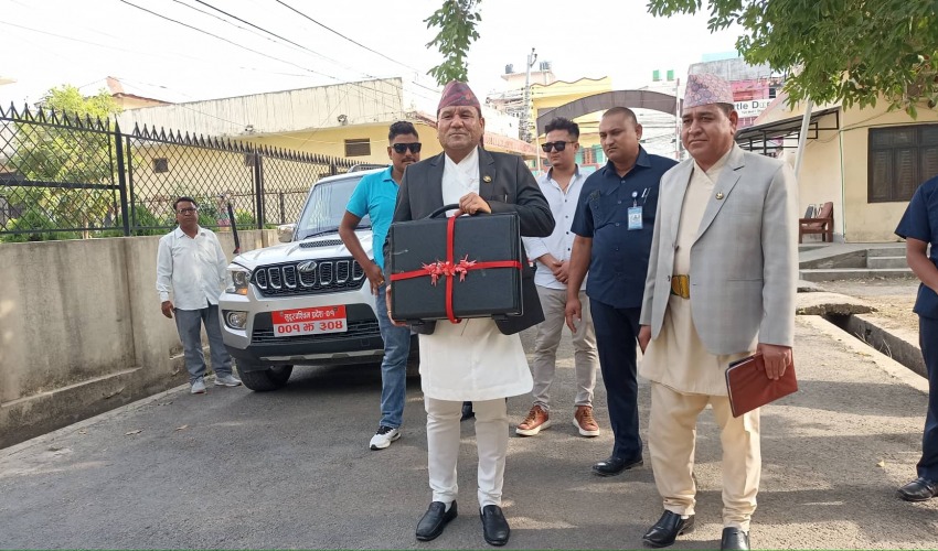 सुदूरपश्चिमको बजेटमा रजगज : मन्त्री र पहुँचवाला नेताको क्षेत्रमा ओइरो