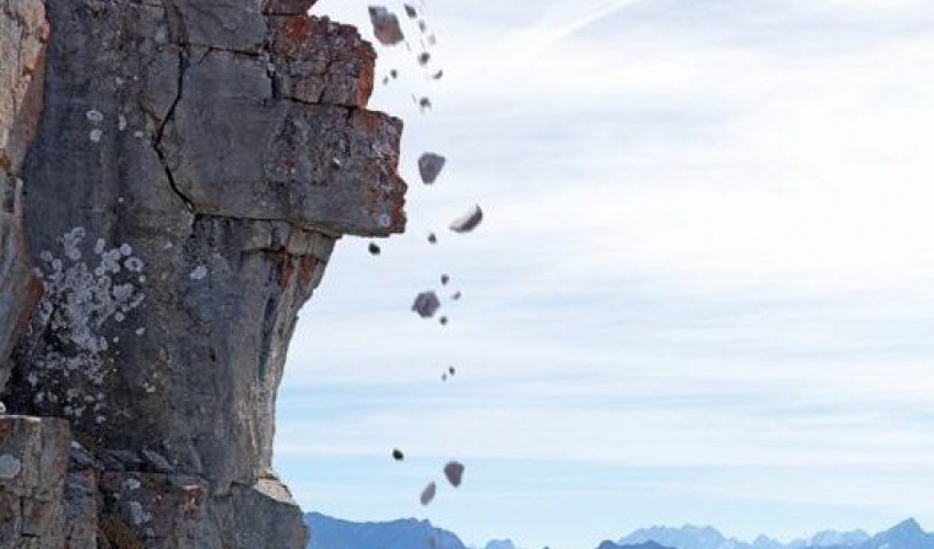 बाजुरामा भिरबाट ढुङ्गा खस्दा विद्यालय गइरहेका एक बालक घाइते