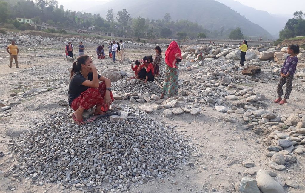 स्कुलबाट फर्केपछि गिटी कुट्न खोला किनारमा