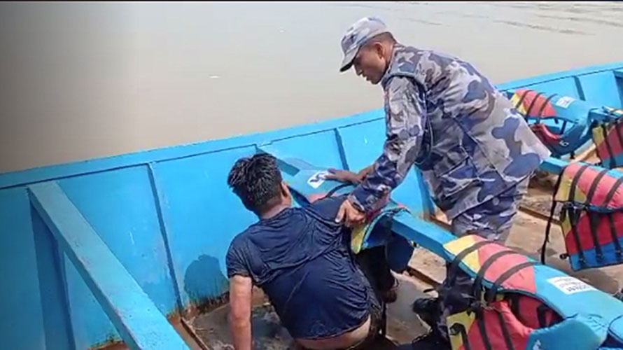 नदीमा हाम फालेका व्यक्तिको सशस्त्र प्रहरीबाट उद्धार