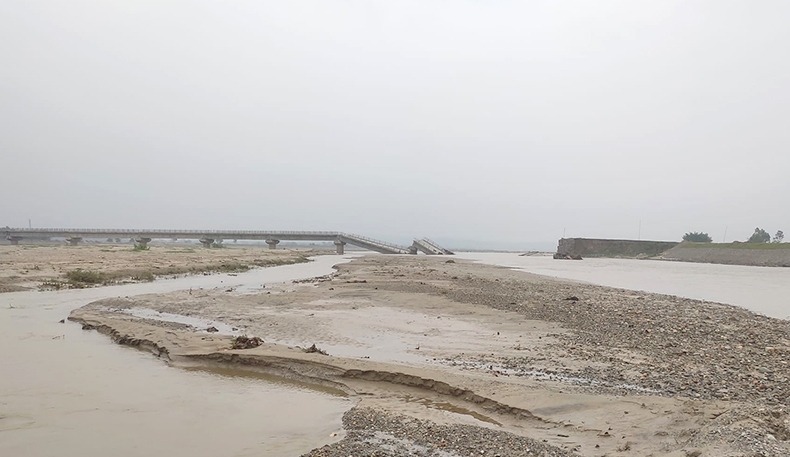 उद्घाटनअघि नै भाँचिएको पुल एक वर्षदेखि जस्ताको तस्तै