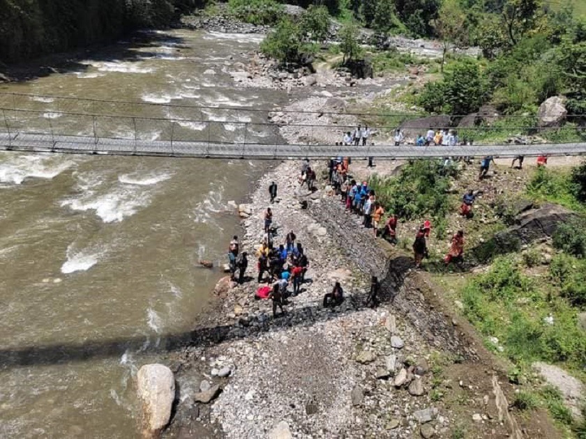 स्कुल हिँडेकी शिक्षिका स्कुटरसहित खोलामा खसिन्