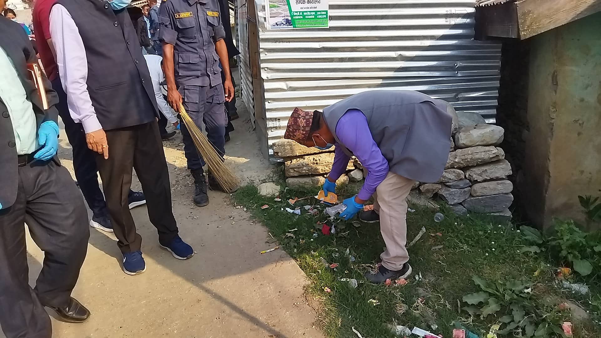 नगरप्रमुख खड्का जुटे मार्तडी बजारको सरसफाई अभियानमा