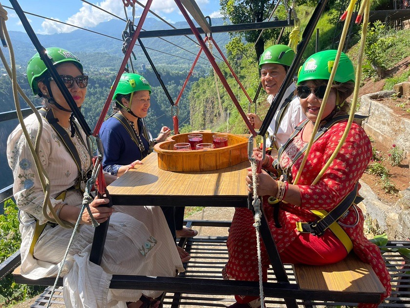 २५५ मिटर अग्लो भिरको स्काई क्याफेमा रम्दै आरजु