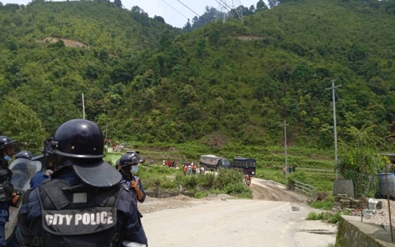 फोहोर फाल्ने विषयमा बञ्चरेडाँडामा स्थानीय र प्रहरीबीच झडप