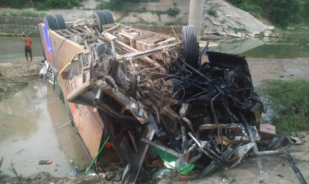 रात्रिबस दुर्घटनामा ९ जनाको मृत्यु