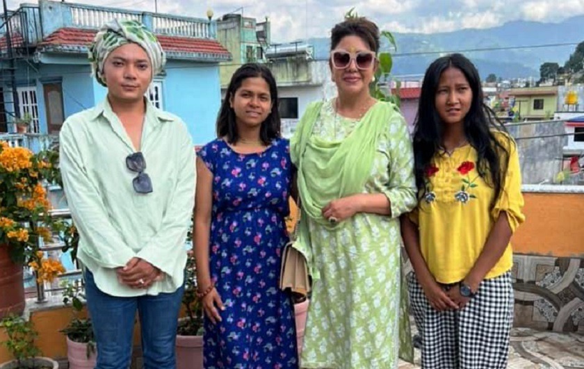 आमरण अनसनमा बसेकी निहारिका करिश्माको घरमा