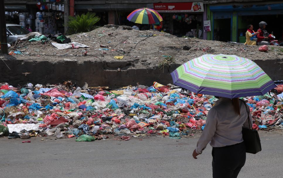 बन्चरेडाँडामा फोहोर फाल्न स्थानीयले रोके