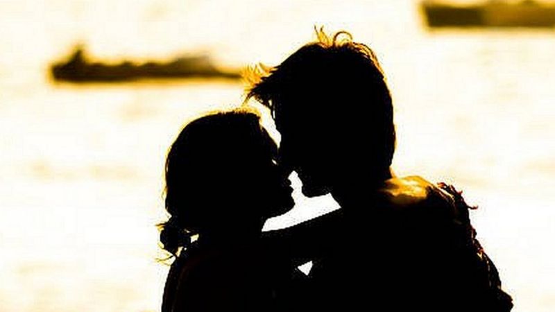 चुम्बन किन गरिन्छ, कहाँबाट आयो ‘किस’ को चलन ?