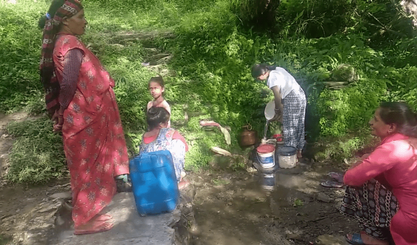 डडेल्धुरामा खानेपानीका मुहान सुक्दै