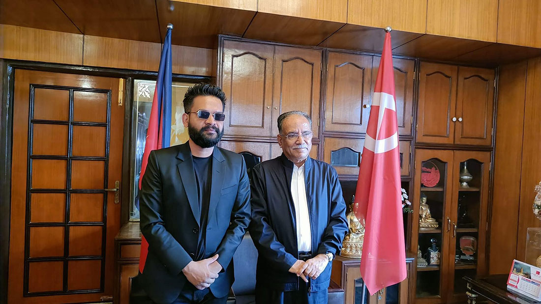 काठमाडौंका मेयर बालेनले भेटे प्रचण्ड