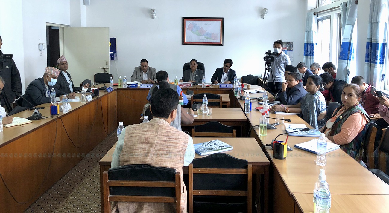 ‘नेता हेलिकप्टर चढेर दुर्गम पुग्न सक्छन्, विद्यार्थीका किताब किन पुग्दैनन्?’