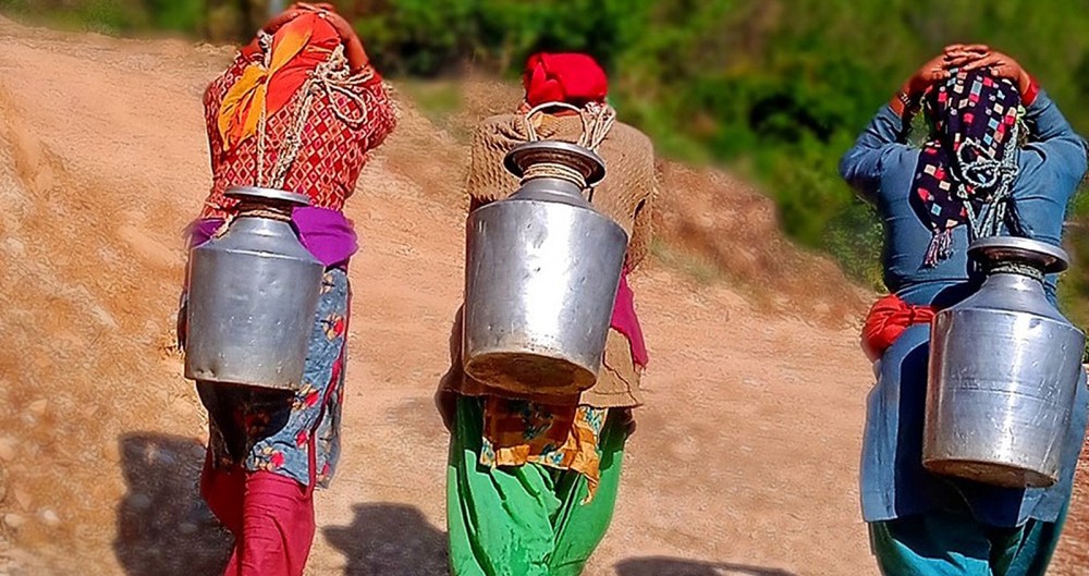 एक गाग्री पानीका लागि दुई घण्टा पैदल