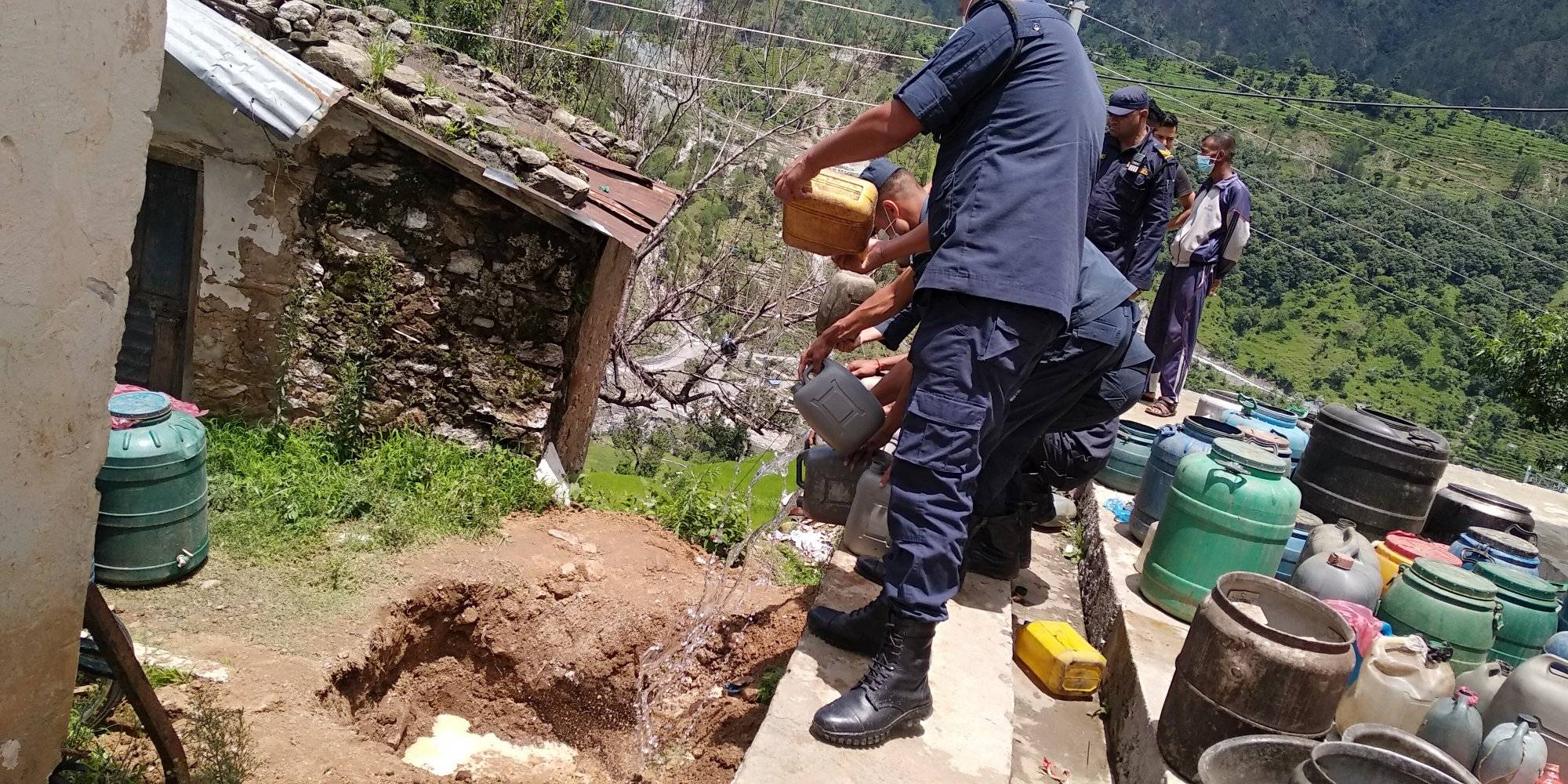 प्रहरीद्धारा अवैध घरेलु मदिरा नष्ट