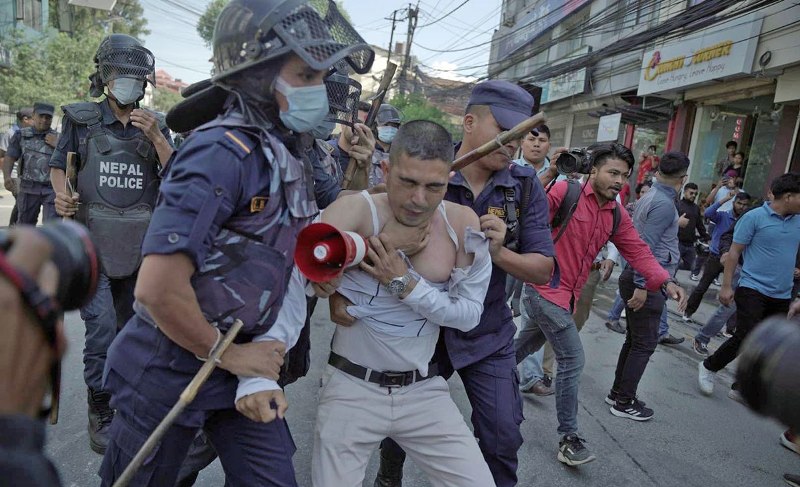 गभर्नर विरुद्धको प्रदर्शनमा प्रहरी हस्तक्षेप