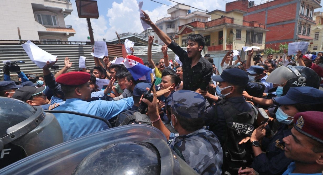 देउवा पार्टी कार्यालय प्रवेश गर्न लाग्दा नाराबाजी