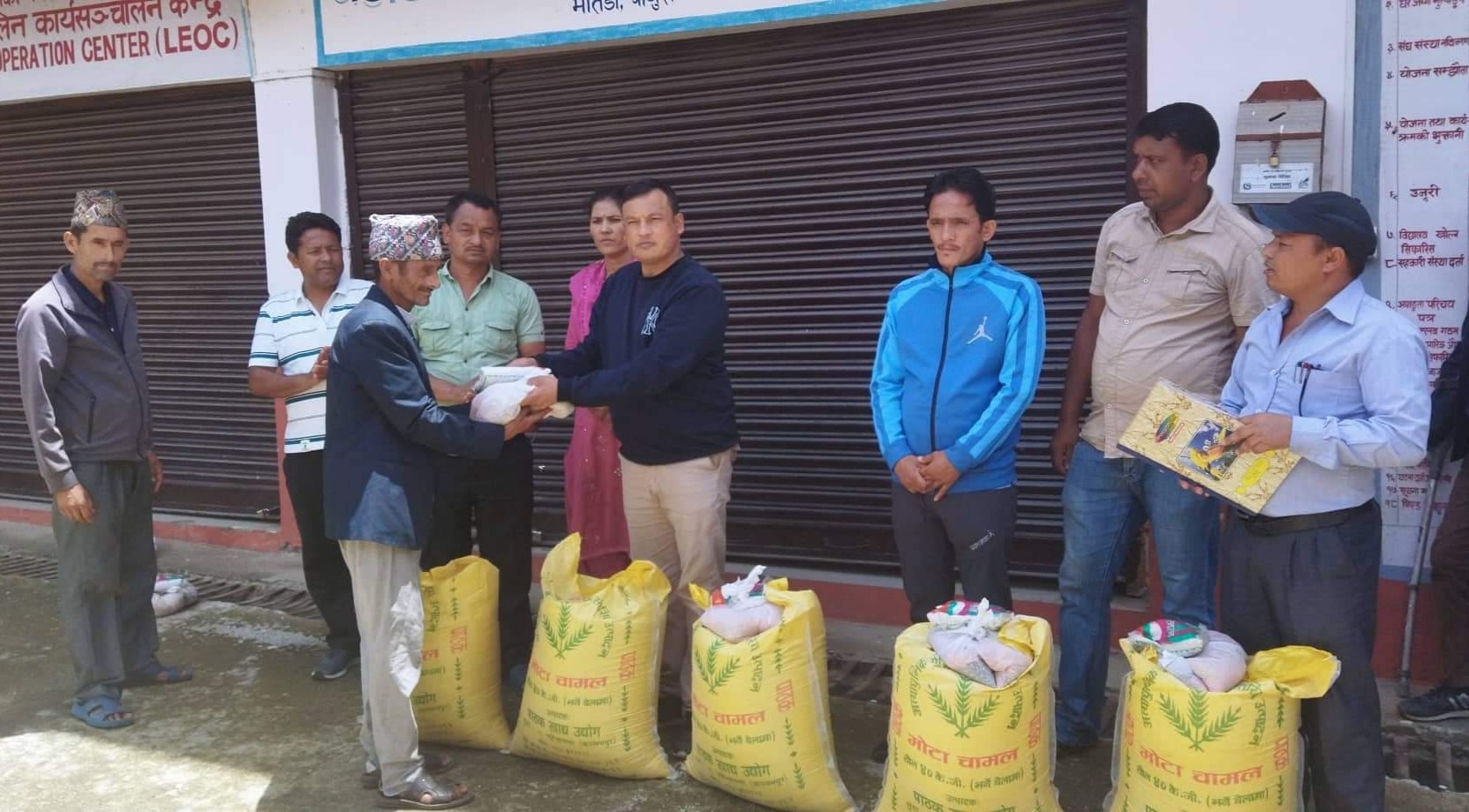 बडीमालिकाद्वारा भाैनेराका बाढीपीडितलाई खाद्यान्न सहयाेग