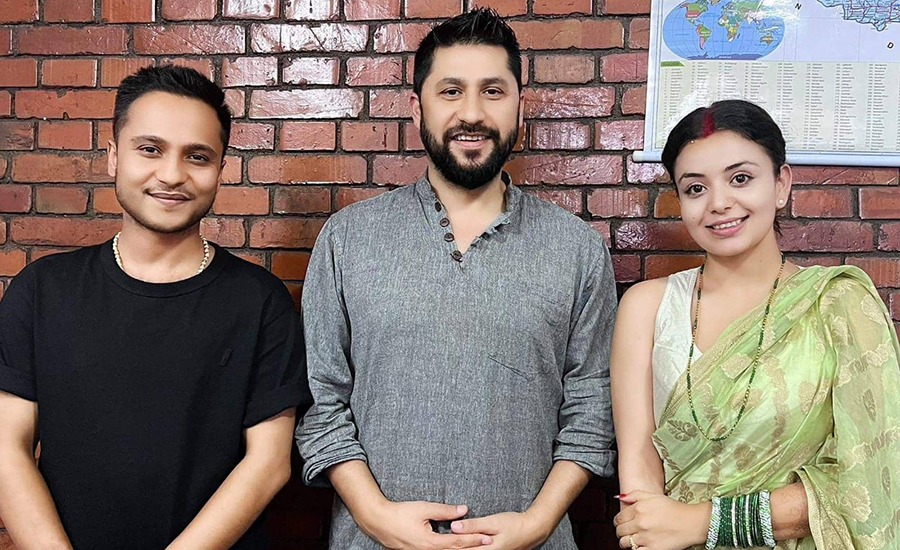 पार्टी प्रवेश गर्न नीता र हरिहरलाई रवि लामिछानेको आग्रह