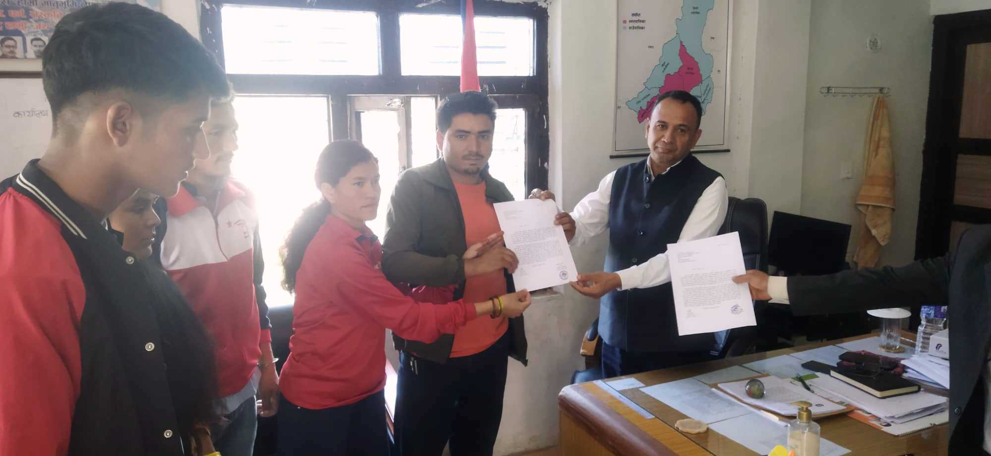 गभर्नर अधिकारीलाई बर्खास्त गर्न वाईसीएल र अखिल (क्रान्तिकारी)काे माग