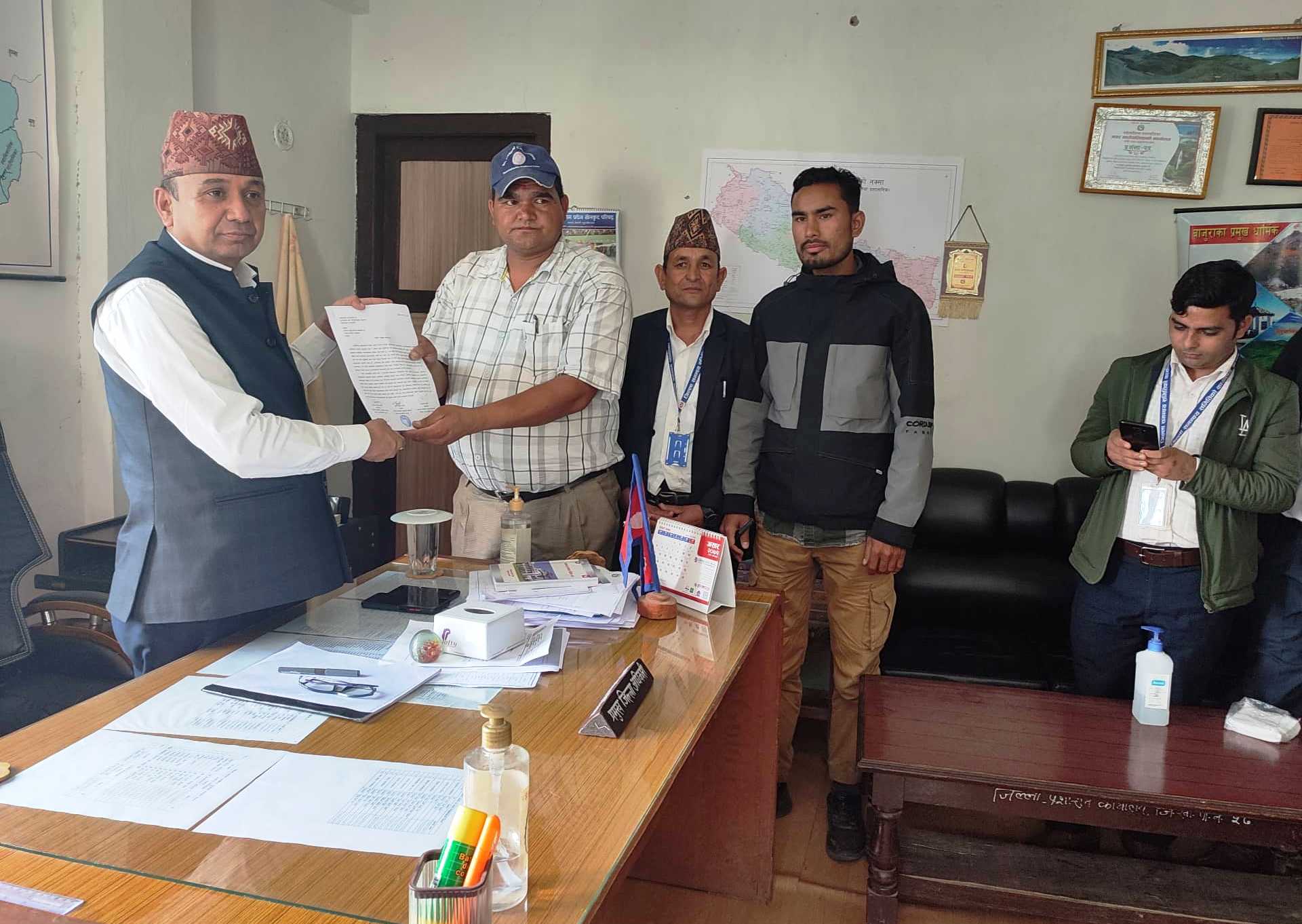 बाजुराका निजामति कर्मचारीले बुझाए प्रधानमन्त्रीलाई ज्ञापन पत्र