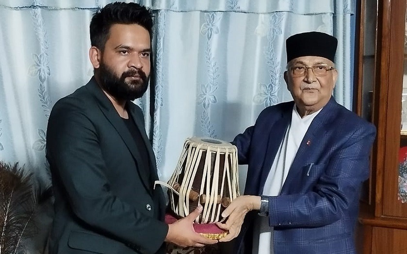 बालेन्द्रलाई ओलीले दिए तबला उपहार