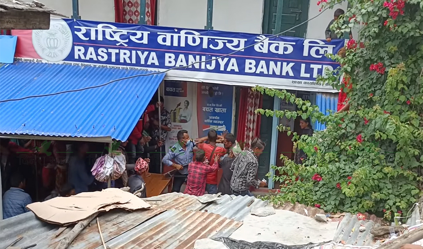 काेल्टीमा बैंकका सुरक्षा गार्डको बन्दुक खोस्ने प्रयास (भिडिओसहित)