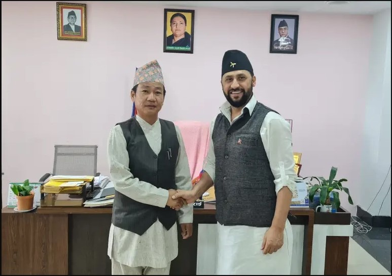 रवि लामिछानेले भेटे हर्क साम्पाङ, दुवैजना नेपाली पोशाकमा