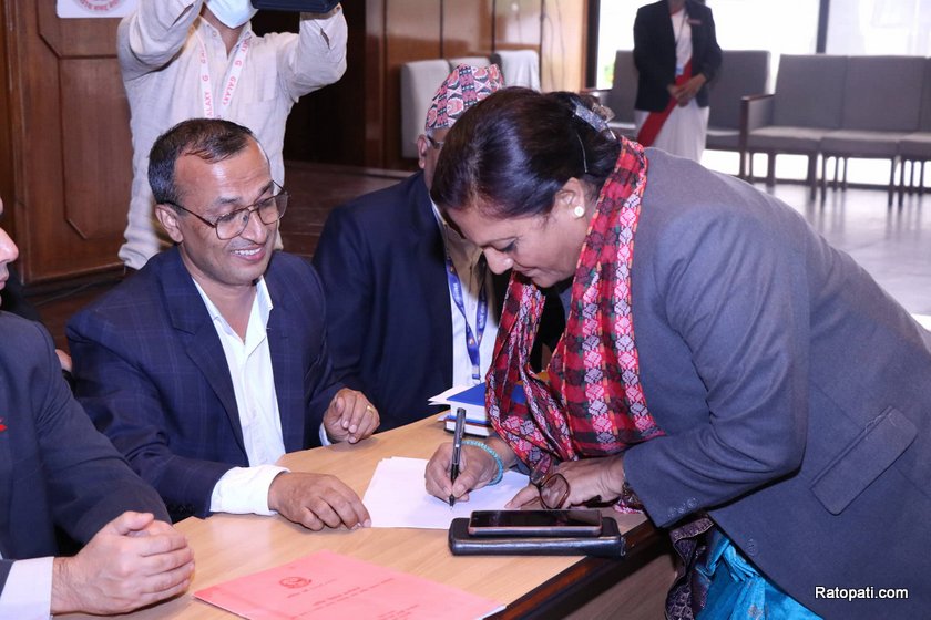 उपसभामुखमा पुष्पा भुसालको उम्मेदवारी दर्ता