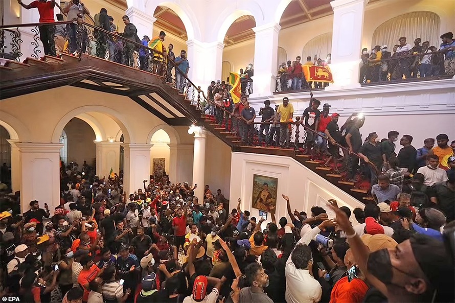 राजीनामा नदिएसम्म राष्ट्रपति निवास नछाड्ने श्रीलंकन प्रदर्शनकारीको अडान