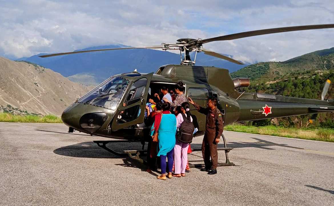 कोल्टीबाट एक गर्भवती महिलाको हेलिकप्टर मार्फत उद्दार