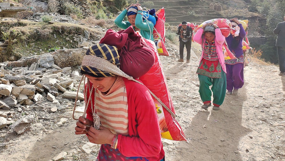 भारी बोकेरै गुजारा चलाउँछन् विपन्न महिला