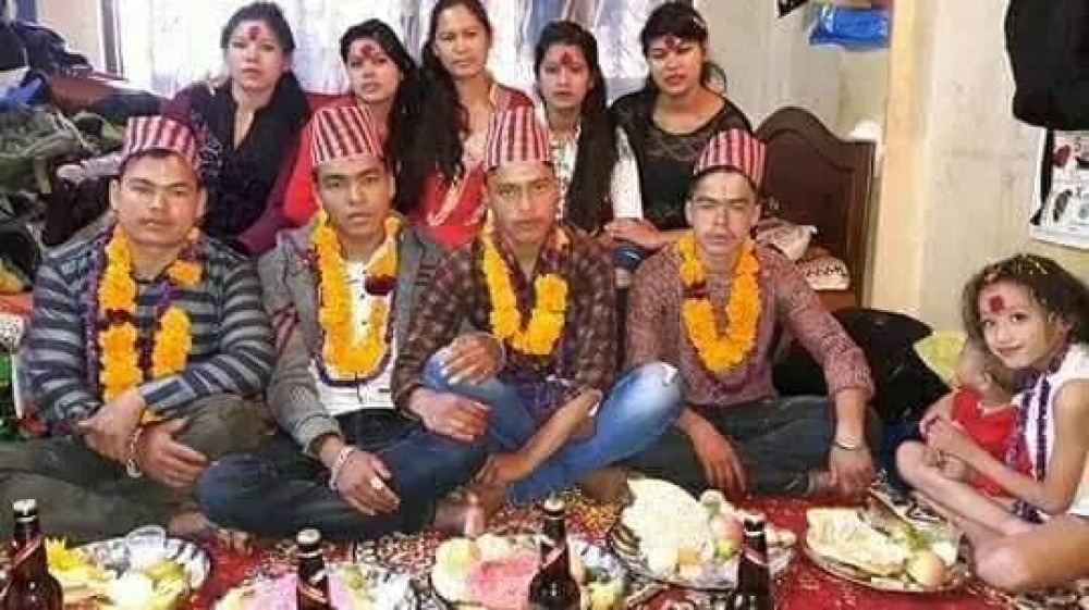 नौ छोराछोरी, आठ प्रहरी