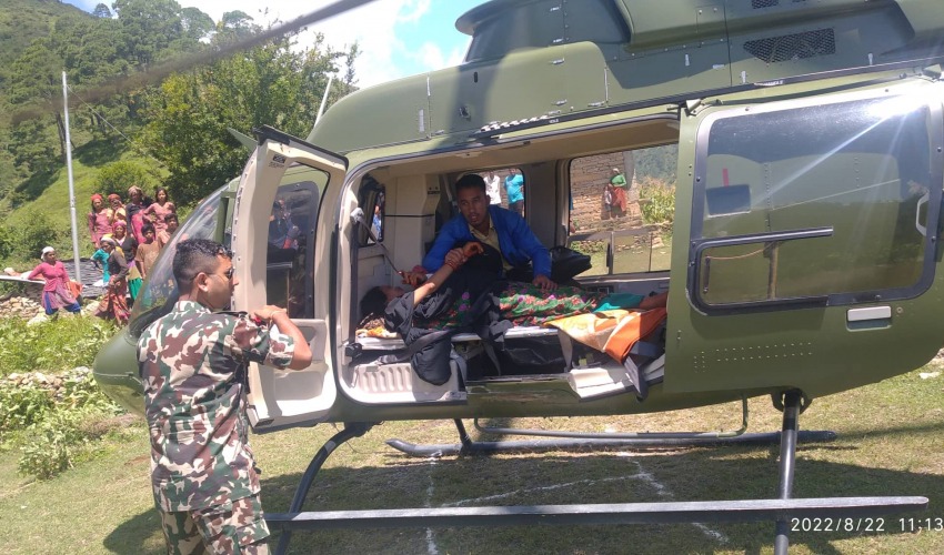 बैतडीमा हेलिकप्टरबाट गर्भवतीको उद्धार