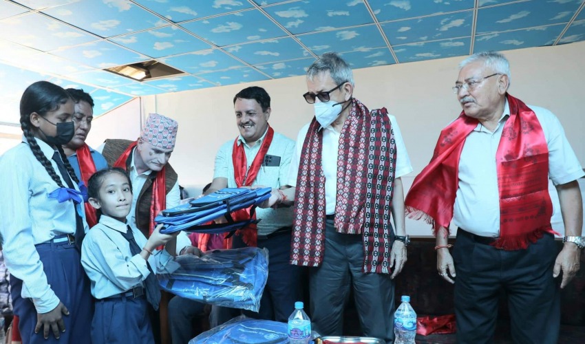 राप्रपाका पूर्व अध्यक्ष राणाद्वारा ८०४ विद्यार्थीलाई झोला वितरण