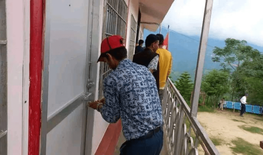 करारका कर्मचारी हटाएको भन्दै डोटीको बोगटानमा तालाबन्दी