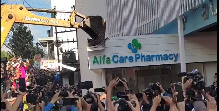 मेयर बालेनले चलाए अल्फाबिटाको अवैध संरचनामा डोजर