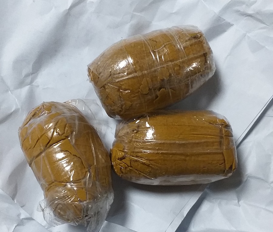 विमानस्थलमा पक्राउ परेका व्यक्तिलाई शौच गराउँदा एक किलो सुन निस्किएपछि…