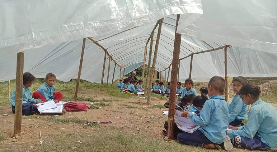 पहिरोले विद्यालयको भवन चर्किदा पालमा पढ्दै जाजरकोटका विद्यार्थी