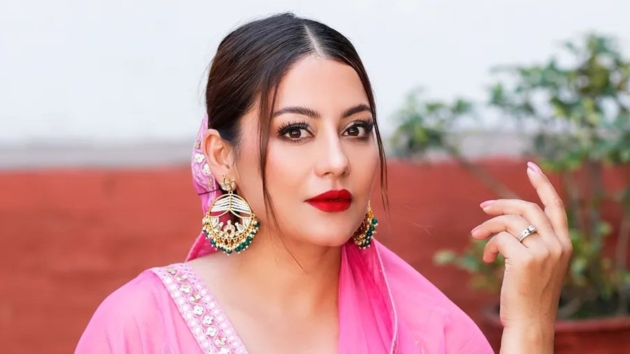 सन्तानलाई जन्म दिंदै श्वेता !