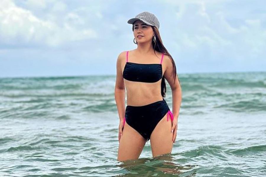 विकिनीमा विन्दास स्वस्तिमा, टेक्सासको समुद्री तटमा ‘बिच थेरापी’