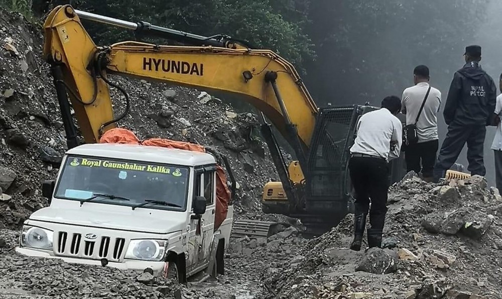 बाढीपहिरोले देशभरका पाँच सडक पूर्ण अवरुद्ध