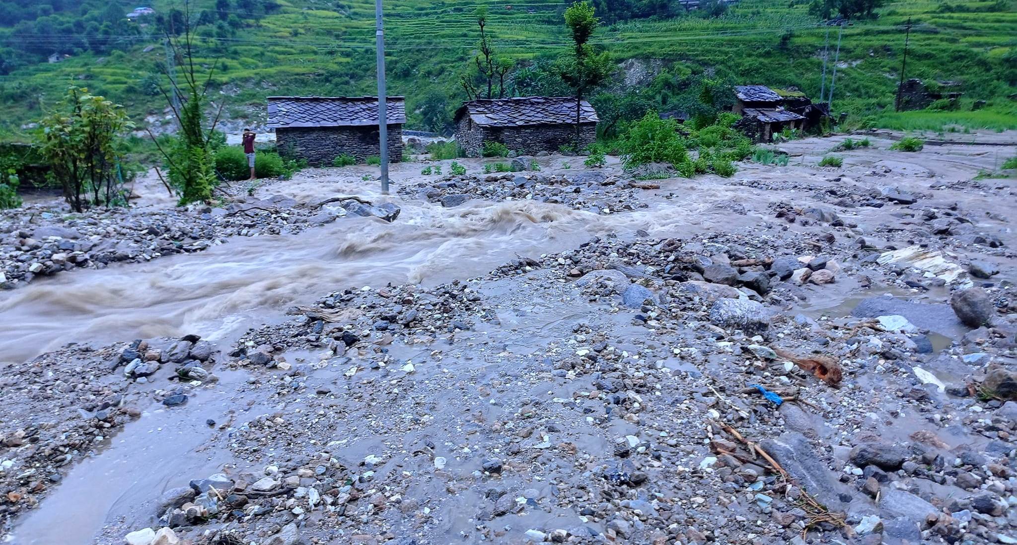बाढीका कारण बडीमालिका ९ सेलाघाटको बस्ती नै जोखिममा