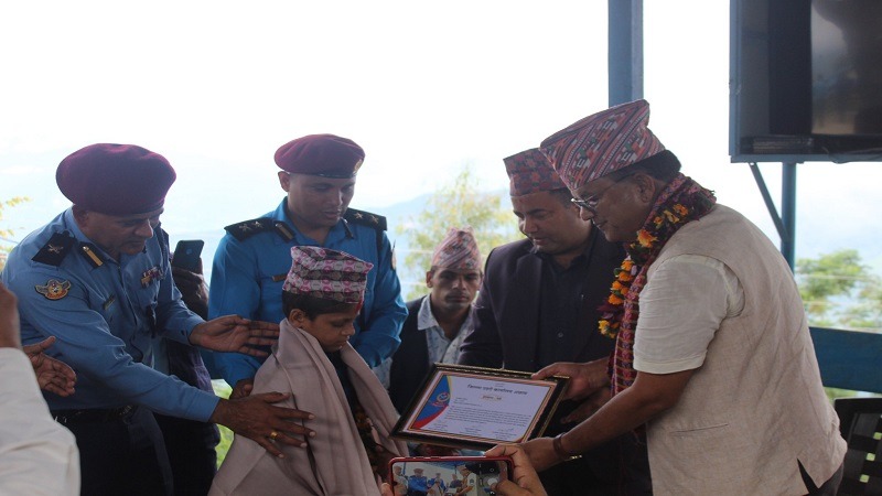 अछाममा हजुरआमा कुटेको भिडियो खिच्ने नाती सम्मानित