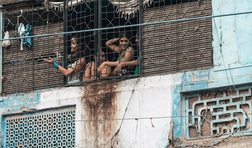 दिल्लीको जीबी रोडको व्यथाः छोराहरू सरकारी कर्मचारी, आमा यौनकर्मी !