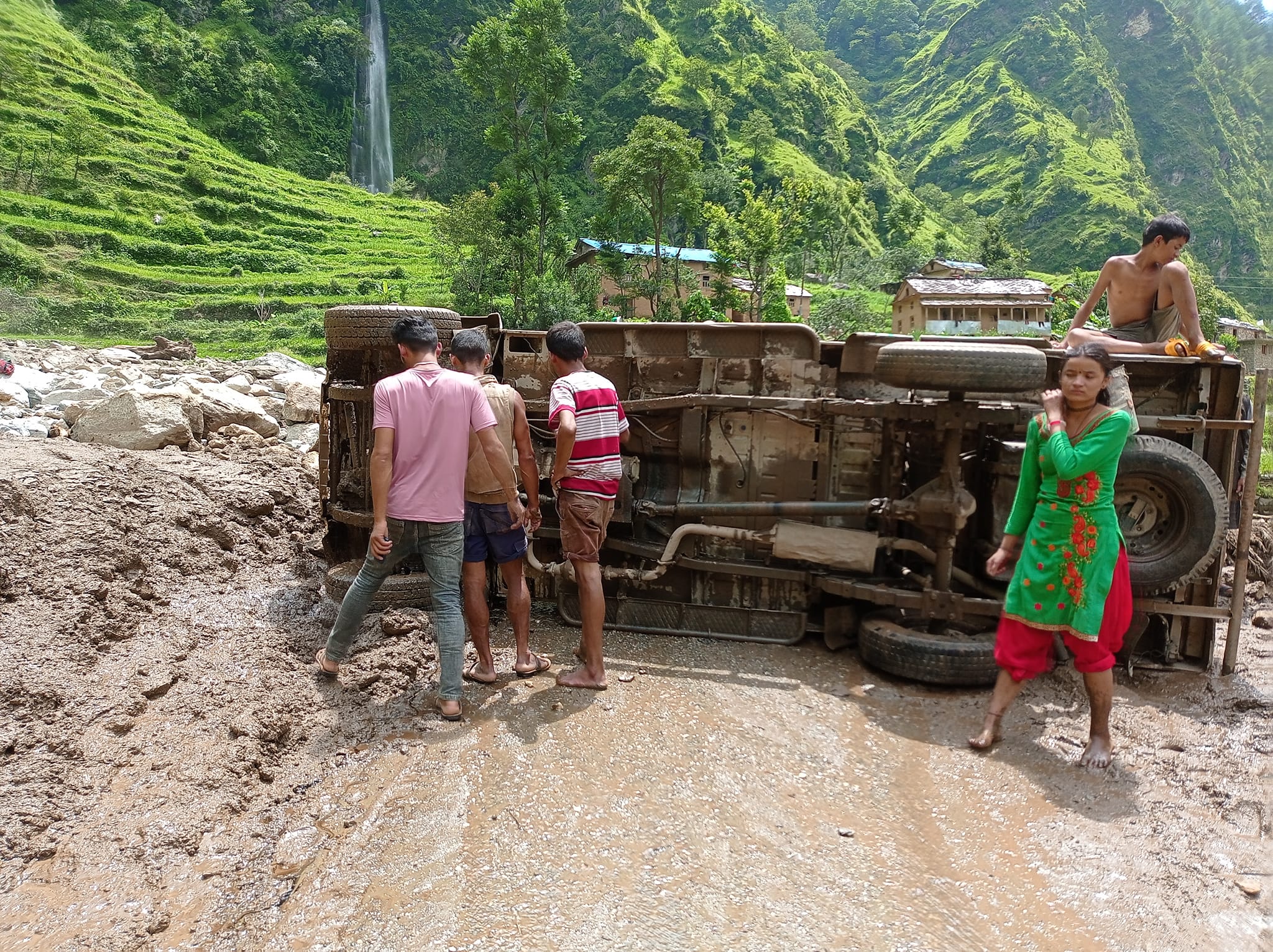 मार्तडीको सेलाघाट नजिकै जीप पल्टियो