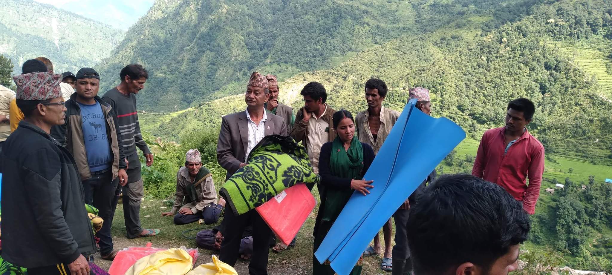 खप्तड क्षेडेदहले गर्याे पहिराे पीडित ३८ परिवारलाई राहत वितरण