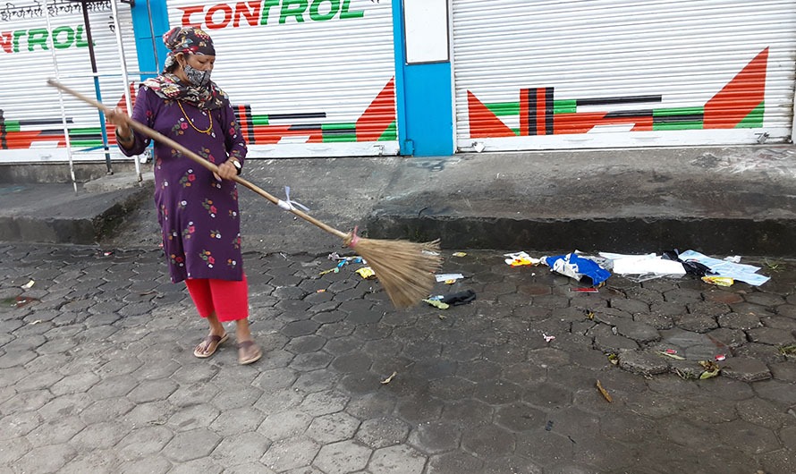 जो घरभन्दा पहिले सडक बढार्छन्