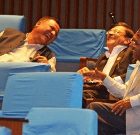 भरपूर मनोरञ्जन दिने संसदभित्रका दृश्य (फोटो फिचर)