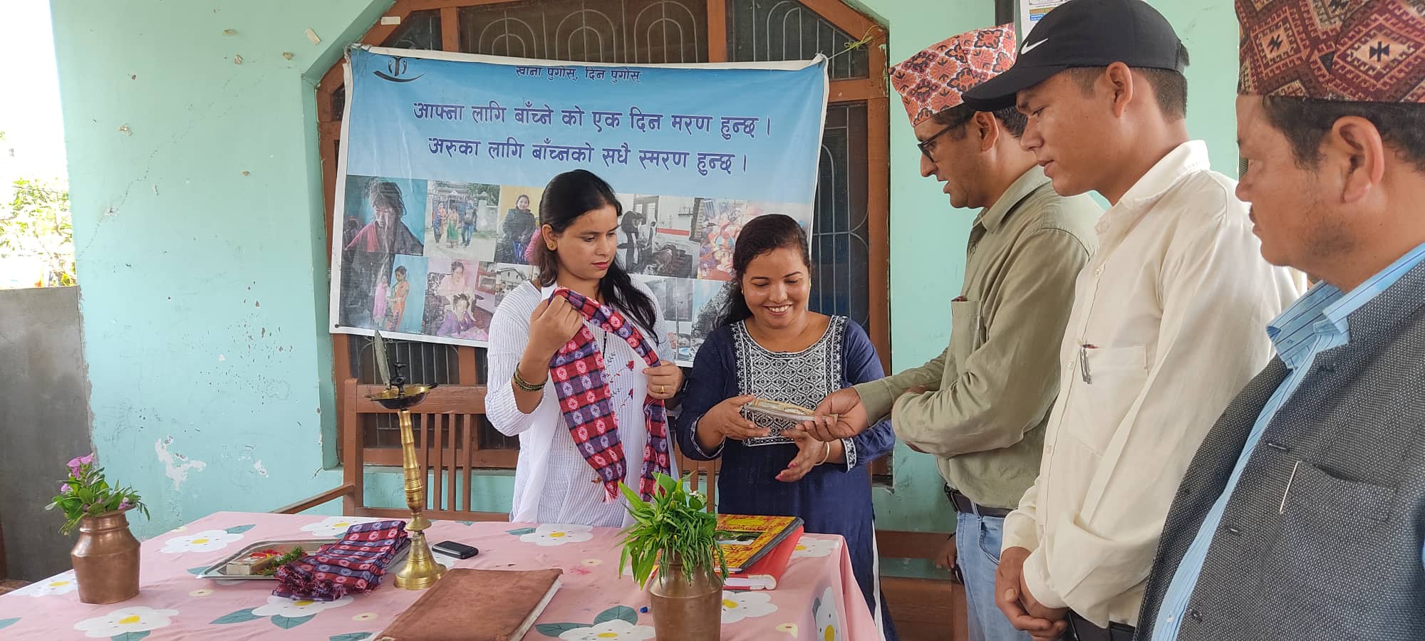 खप्तड छेडेदहका जनप्रतिनिधिले गरे दृष्टि फाउण्डेशनलाई सहयोग